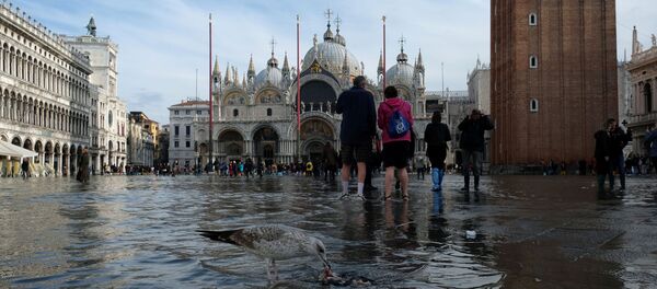Знаменитая площадь Святого Марка регулярно заливается водой, но такого сильного наводнения, как в этом году, не было уже давно - Sputnik Беларусь