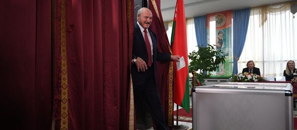 Президент Беларуси Александр Лукашенко проголосовал на парламентских выборах 2019 - Sputnik Беларусь