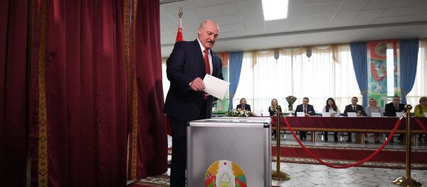 Президент Беларуси Александр Лукашенко проголосовал на парламентских выборах 2019 - Sputnik Беларусь