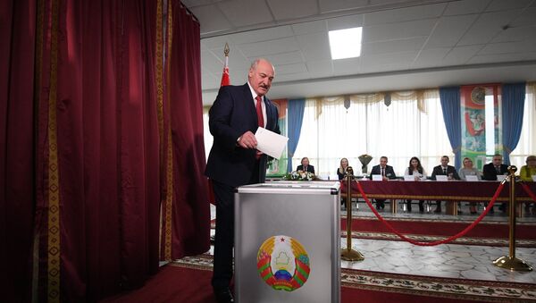 Президент Беларуси Александр Лукашенко проголосовал на парламентских выборах 2019 - Sputnik Беларусь