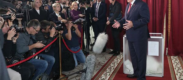 Президент Беларуси Александр Лукашенко общается с журналистами на участке для голосования - Sputnik Беларусь