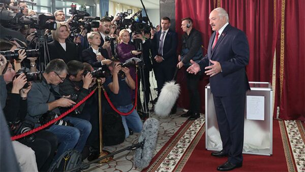 Президент Беларуси Александр Лукашенко общается с журналистами на участке для голосования - Sputnik Беларусь