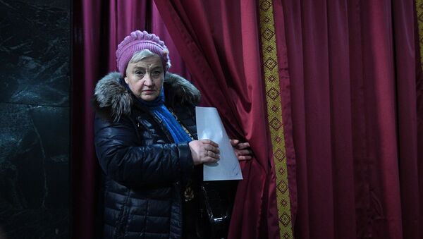 Избиратель на выборах, архивное фото - Sputnik Беларусь