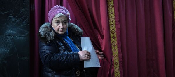 Избиратель на выборах, архивное фото - Sputnik Беларусь