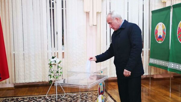Губернатор Витебской области Николай Шерстнев проголосовал на своем участке - Sputnik Беларусь