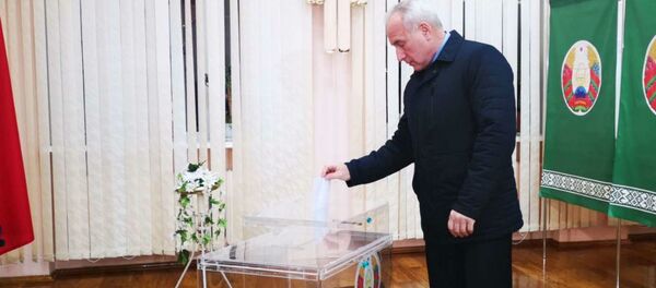 Губернатор Витебской области Николай Шерстнев проголосовал на своем участке - Sputnik Беларусь