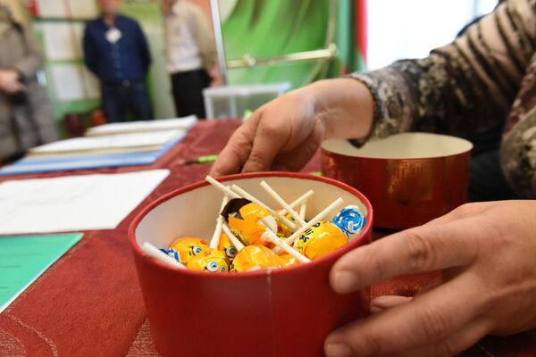 На избирательных участках в Гомеле детей угощают чупа-чупсами - Sputnik Беларусь