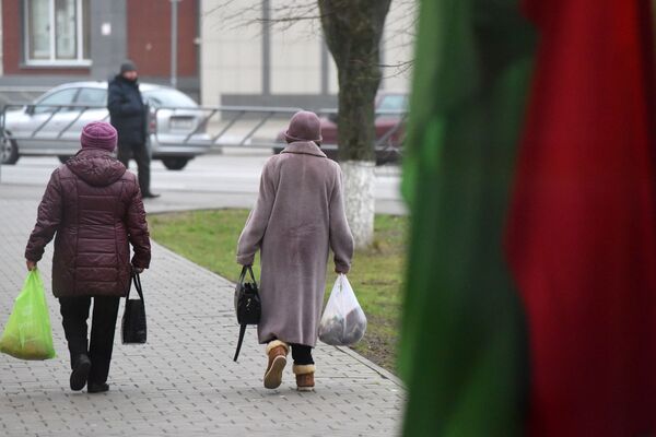 С участков избиратели уходят не с пустыми руками - Sputnik Беларусь