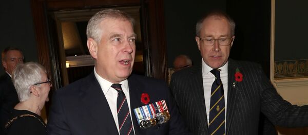 Герцог Йоркский принц Эндрю  (слева) - Sputnik Беларусь