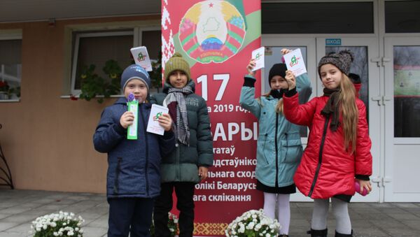С детских выборов ребята уходили с подарками и хорошим настроением - Sputnik Беларусь