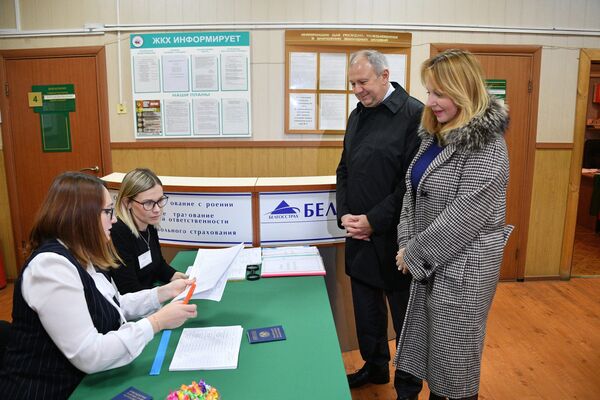 Премьер-министр Беларуси Сергей Румас пришел на избирательный участок вместе с супругой Жанной  - Sputnik Беларусь
