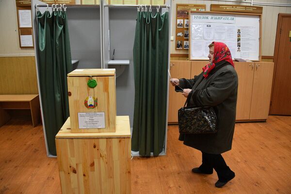 По сообщению ЦИК, 35,77% избирателей приняли участие в досрочном голосовании - Sputnik Беларусь
