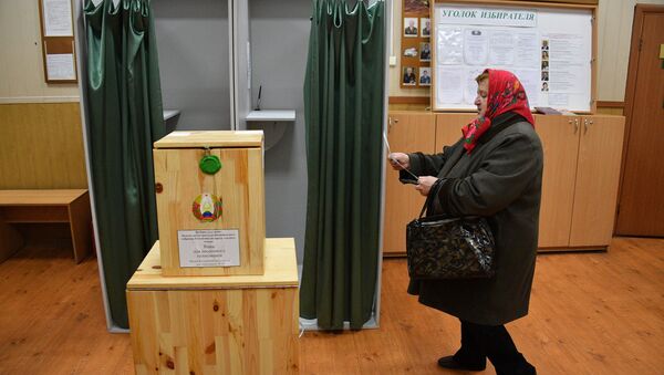 По сообщению ЦИК, 35,77% избирателей приняли участие в досрочном голосовании - Sputnik Беларусь