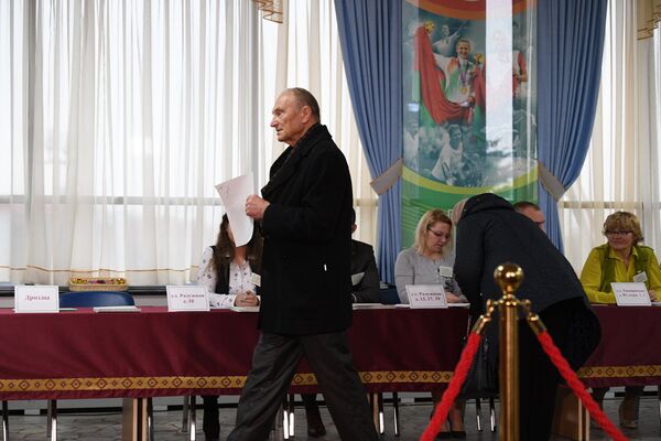 На избирательном участке в Белорусском государственном университете физической культуры - Sputnik Беларусь