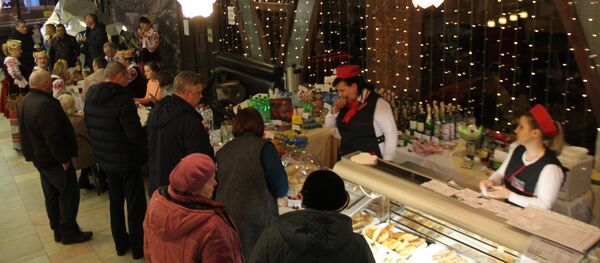 В буфете избирательного участка Дворца культуры атмосфера по-настоящему праздничная - Sputnik Беларусь