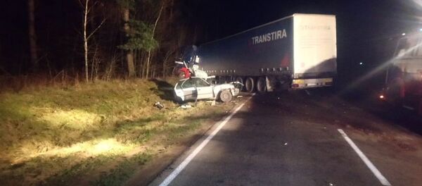 Автомобиль Peugeot влетел под фуру под Сморгонью - Sputnik Беларусь