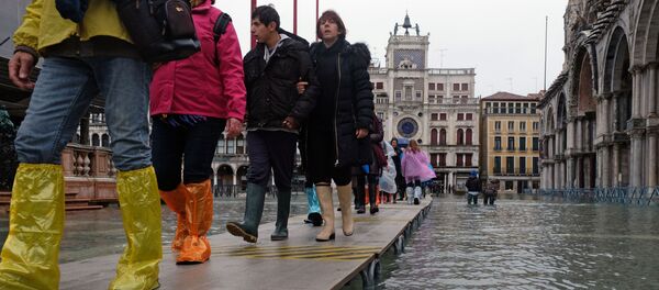 Туристы гуляют на площади Святого Марка после сильного наводнения - Sputnik Беларусь