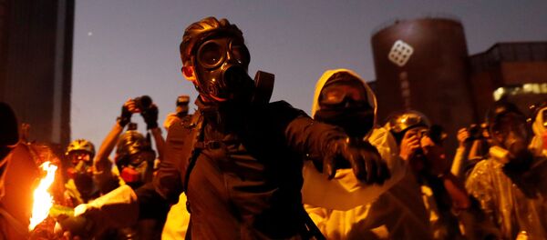 Полиция Гонконга пригрозила стрелять боевыми по протестующим - Sputnik Беларусь
