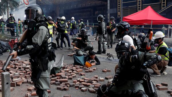 Столкновение протестующих с полицией в кампусе Гонконгского политехнического университета - Sputnik Беларусь