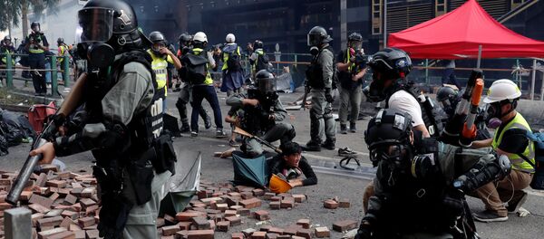 Столкновение протестующих с полицией в кампусе Гонконгского политехнического университета - Sputnik Беларусь