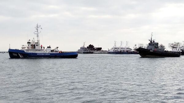 Буксировка задержанных украинских катеров и буксира из порта Керчи - Sputnik Беларусь