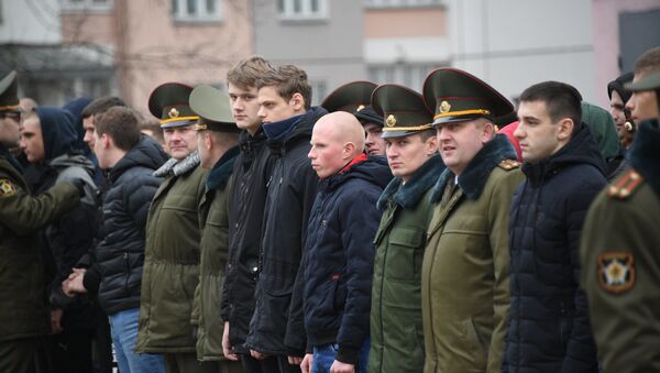 Новобранцы готовятся отправиться в воинские части по призыву - Sputnik Беларусь