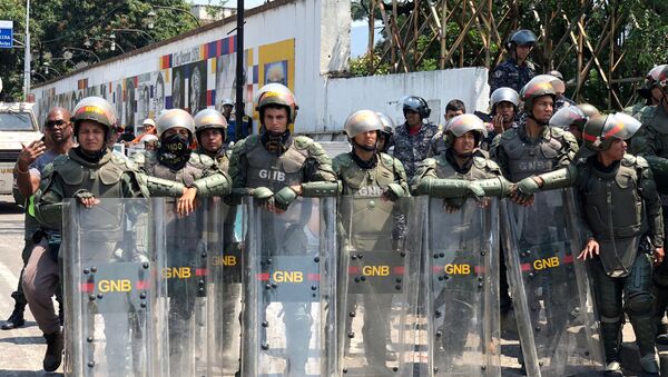 Офицеры Венесуэльской национальной гвардии на мосту Симона Боливара, соединяющем Венесуэлу с Колумбией - Sputnik Беларусь
