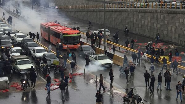 Люди протестуют против повышения цены на топливо на трассе в Тегеране - Sputnik Беларусь