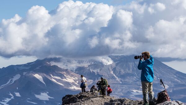 Вулканы Мутновский и Горелый на Камчатке - Sputnik Беларусь