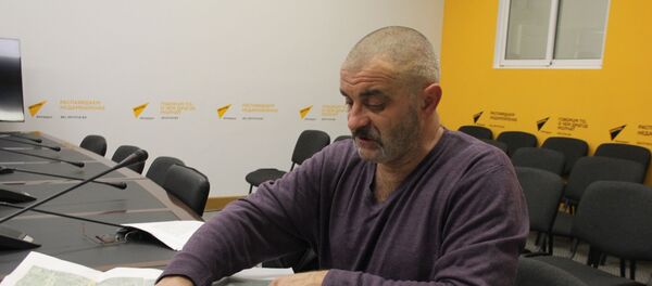 Василий Синькевич показывает маршрут маршрут брата с места преступления   - Sputnik Беларусь