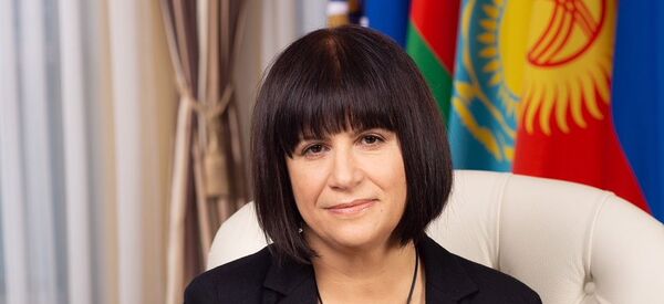 Министр по внутренним рынкам, информатизации, информационно-коммуникационным технологиям ЕЭК Карине Минасян Министр по внутренним рынкам, информатизации, информационно-коммуникационным технологиям ЕЭК Карине Минасян - Sputnik Беларусь