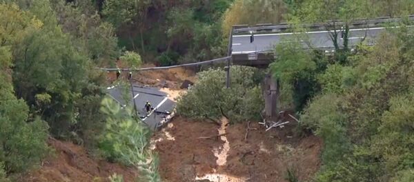 Участок автомобильной эстакады обвалился в Италии  - Sputnik Беларусь