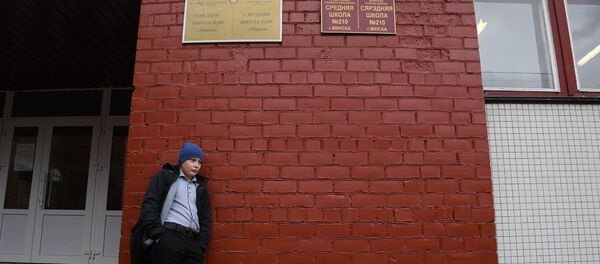 В здании 186-й школы разместилось сразу два учебных заведения, о чем свидетельствуют две вывески на фасаде  - Sputnik Беларусь