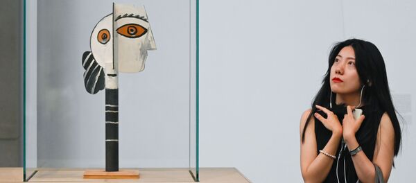 Женщина смотрит на работу Пабло Пикассо Голова женщины в арт-галерее в Пекине Женщина смотрит на работу Пабло Пикассо Голова женщины в арт-галерее в Пекине - Sputnik Беларусь