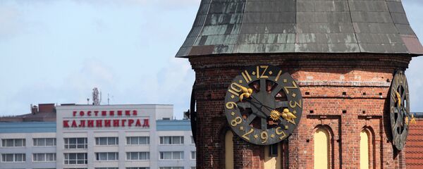 Трехсторонние башенные часы-куранты Кафедрального собора в Калининграде Трехсторонние башенные часы-куранты Кафедрального собора в Калининграде - Sputnik Беларусь