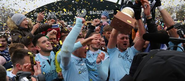 Футболисты брестского Динамо с кубком - Sputnik Беларусь