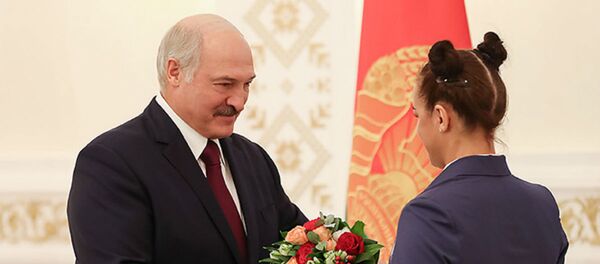 Президент Александр Лукашенко вручил государственные награды спортсменам и тренерам по гребле на байдарках и каноэ Президент Александр Лукашенко вручил государственные награды спортсменам и тренерам по гребле на байдарках и каноэ - Sputnik Беларусь