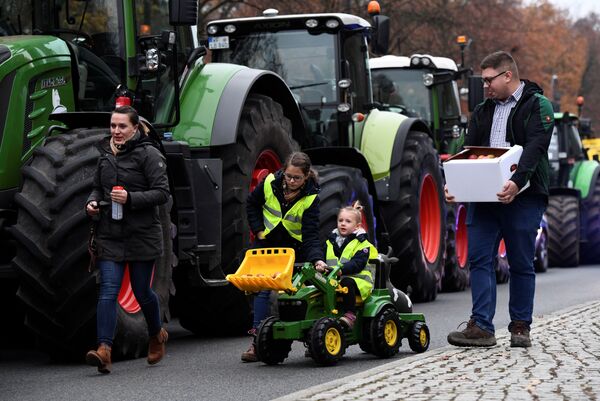 Фотофакт: фермеры на тракторах парализовали движение в центре Берлина - Sputnik Беларусь