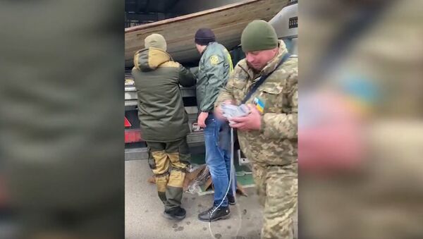 Белоруса-дальнобойщика задержали на Украине за контрабанду сигарет - Sputnik Беларусь