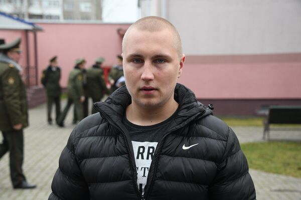 Как проходят первые дни новобранцев в армии? Рассказывают родные - Sputnik Беларусь