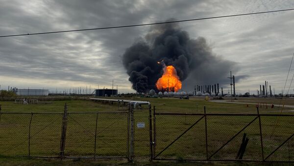 Пламя после взрыва на  техасском  нефтехимическом заводе в Порт-Нечес - Sputnik Беларусь