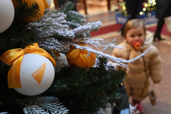 Елочный шар с логотипом Sputnik на цифровой елке Sputnik в ГУМе - Sputnik Беларусь