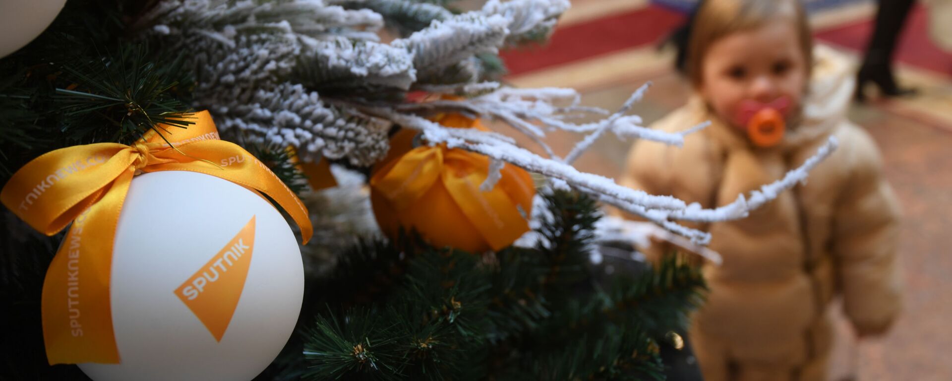 Ёлачны шар з лагатыпам Sputnik на лічбавай ёлцы Sputnik - Sputnik Беларусь, 1920, 31.12.2025