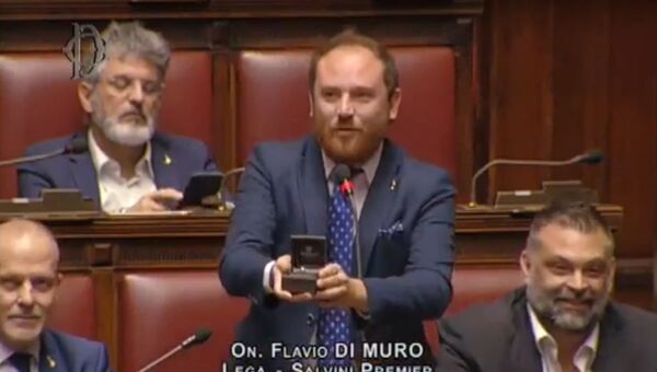 Итальянский депутат сделал предложение возлюбленной во время дебатов  - Sputnik Беларусь