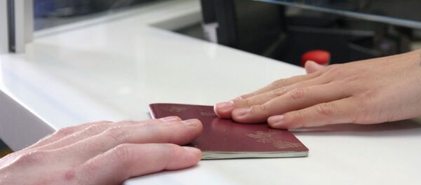 Проверка паспорта погранслужбой Проверка паспорта погранслужбой - Sputnik Беларусь