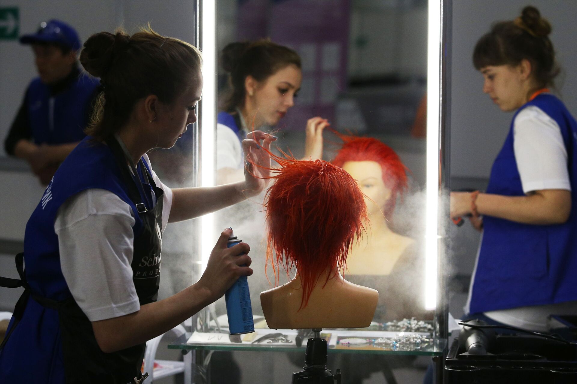 Работа парикмахера, архивное фото  - Sputnik Беларусь, 1920, 25.11.2025