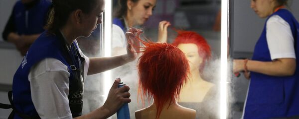 Работа парикмахера, архивное фото Работа парикмахера, архивное фото - Sputnik Беларусь