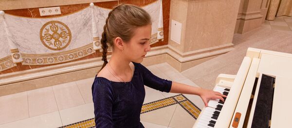 Ноты шрифтом Брайля: девочка играет на рояле, который никогда не видела Ноты шрифтом Брайля: девочка играет на рояле, который никогда не видела - Sputnik Беларусь