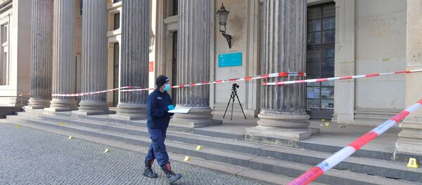 Женщина-полицейский выходит из дрезденского музея после ограбления - Sputnik Беларусь