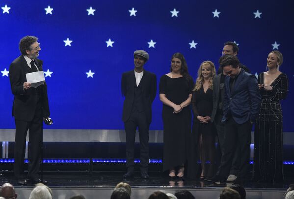 Чак Лорри принимает награду за творческие достижения на 24-й ежегодной церемонии Critics 'Choice Awards в январе 2019 года. Справа — его любимая команда.  - Sputnik Беларусь